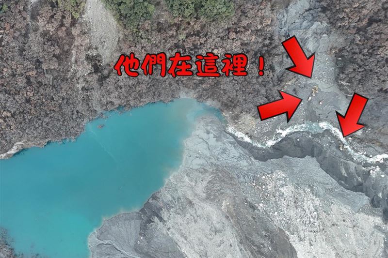 近日抵達馬太鞍堰塞湖壩頂的4輛中大型挖土機與1輛推土機。（圖／翻攝自林保署臉書）