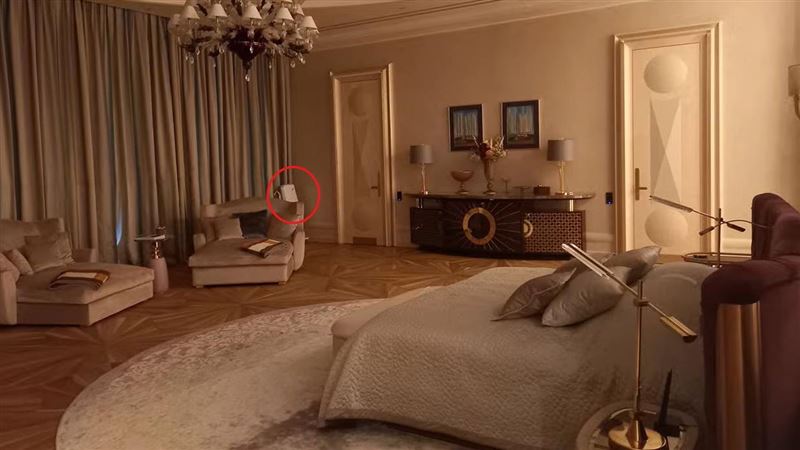 別墅的豪華臥室，角落放置了一台「空氣輻射淨化裝置」。（圖／翻攝畫面）