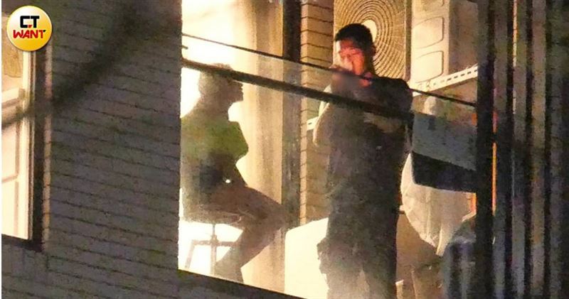 吳霏在陽台不斷吞雲吐霧，一旁的艾薇照樣與其親密接觸。（圖／CTWANT）