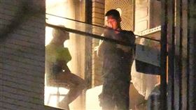 吳霏在陽台不斷吞雲吐霧，一旁的艾薇照樣與其親密接觸。（圖／CTWANT）