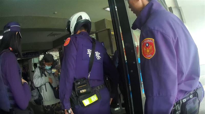 警方將楊女帶回派出所調查。（圖／翻攝畫面）