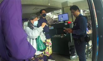 婦人帶刀闖中院！與警爆衝突吼：要學切菜