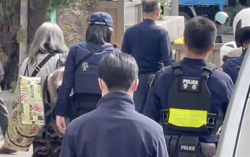 楊姓婦人將菜刀放在包包內前往台中地院遭阻。（圖／翻攝畫面）