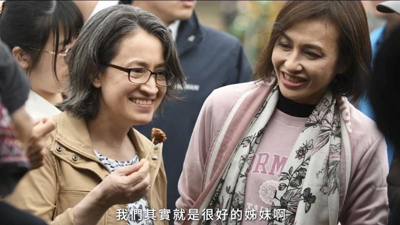 邱議瑩開箱隨身小物　曝蕭美琴親贈幸運物