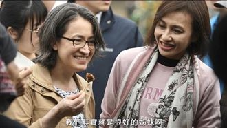 邱議瑩開箱隨身小物　曝蕭美琴親贈幸運物