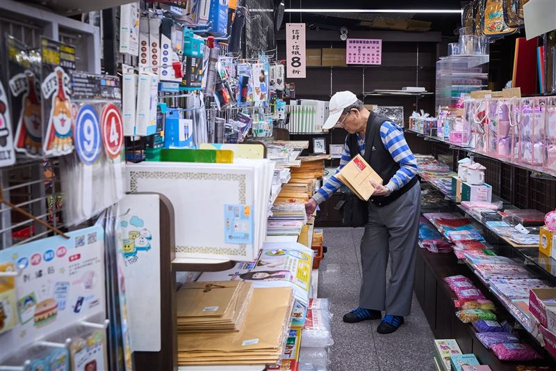 孫老闆打趣地說。結束營業這個決定，一方面是因為下一代無意接手，另一方面則是希望趁著膝蓋還算健康，到處遊賞。（圖／翻攝自政大臉書）