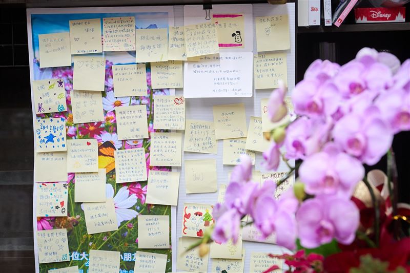 許多老客戶得知書局即將歇業，紛紛留下祝福與不捨的卡片，這也是讓孫老闆最感動的人情味。（圖／翻攝自政大臉書）