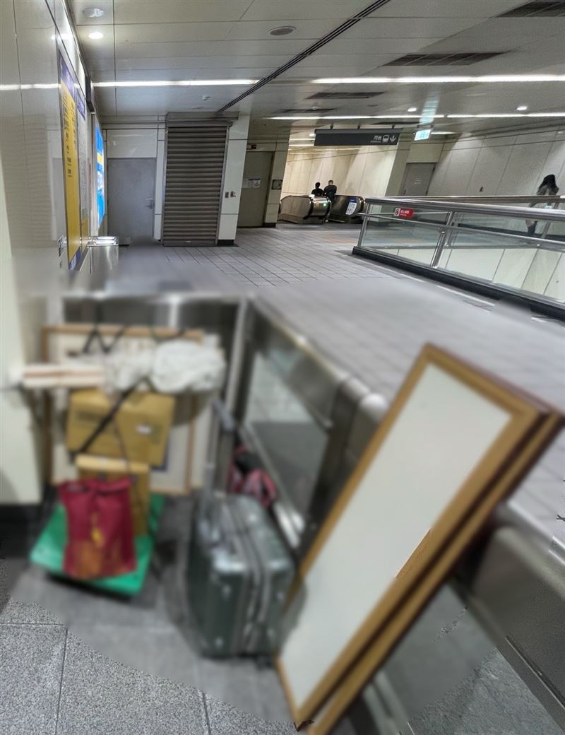 趙男所攜帶的行李等物品。（圖／翻攝畫面）