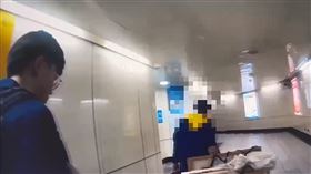 趙男在警方陪同下準備去搭計程車。（圖／翻攝畫面）