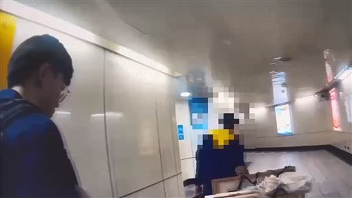 男行李太大搭捷運遭拒爆衝突　警到場排解