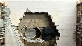 銀行的金庫被鑿出一個大洞。（圖／美聯社／達志影像）