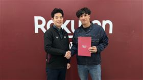 樂天桃猿和隊長林立簽下8年總值1.8億台幣的合約。（圖／樂天桃猿球團提供） 