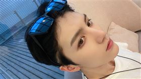 24歲男偶像靈超在高鐵站當眾抓粉絲頭摔手機畫面瘋傳。（圖／翻攝自微博）