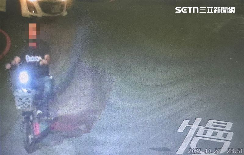 犯案後騎著電動二輪車逃逸前往台南躲藏。（圖／翻攝畫面）