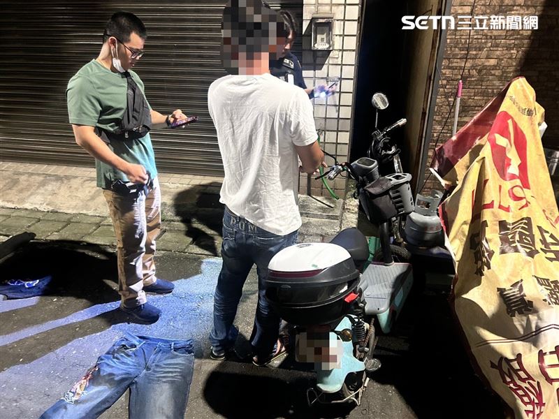 陳男被警方帶回事發地，比對沾染血跡的牛仔褲。（圖／翻攝畫面）