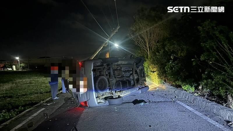 通霄警方在短短兩小時內接連獲報兩起車輛翻覆意外。一名 20 歲蔡姓青年因閃避流浪犬失控側翻，隨後另一名 6旬老翁則在轉彎時不慎撞擊護欄翻覆。（圖／翻攝畫面）