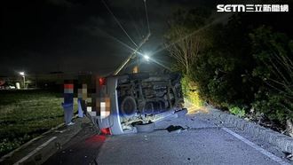 苗栗1夜2翻車！20歲男「為閃狗」撞電桿（圖／翻攝畫面）
