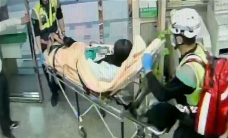 張姓產婦在郵局大廳生下寶寶，所幸母子均安，彰化郵局局長特地前往探望。(圖／翻攝畫面)