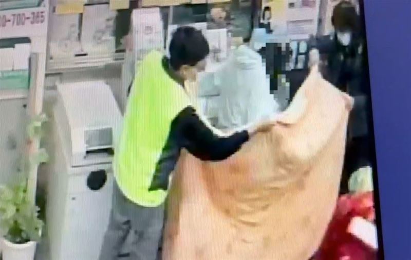 救護人員判斷孕婦為急產，決定原地在郵局大廳接生寶寶，熱心民眾幫忙圍成人牆保護隱私。(圖／翻攝畫面)