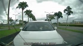 福斯汽車追撞VOLVO休旅車瞬間，被網友發現副駕駛座的女乘客疑似沒穿衣服。（圖／翻攝畫面）