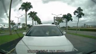 福斯猛撞VOLVO肇逃　網友：副駕沒穿衣服