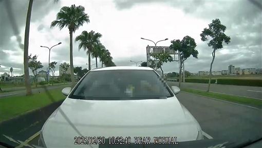 福斯猛撞VOLVO肇逃　網友：副駕沒穿衣服