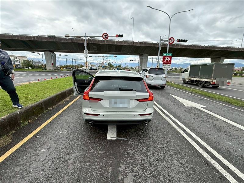 VOLVO休旅車被撞後幾乎沒受損。（圖／翻攝畫面）