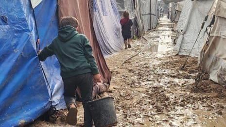 面臨冬季暴雨，加薩四處都是泥濘。（圖／翻攝自X平台 @Hamzasharif5750）