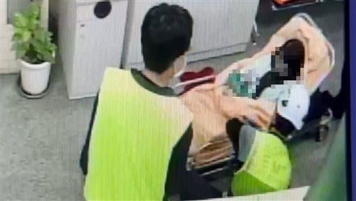 23歲孕婦跑郵局突羊水破　救護員原地接生