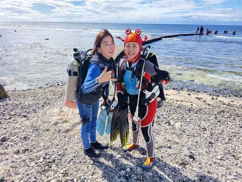 錦雯（右）成綠島代言人，和張家瑋（左）先練習潛水。（圖／民視提供）