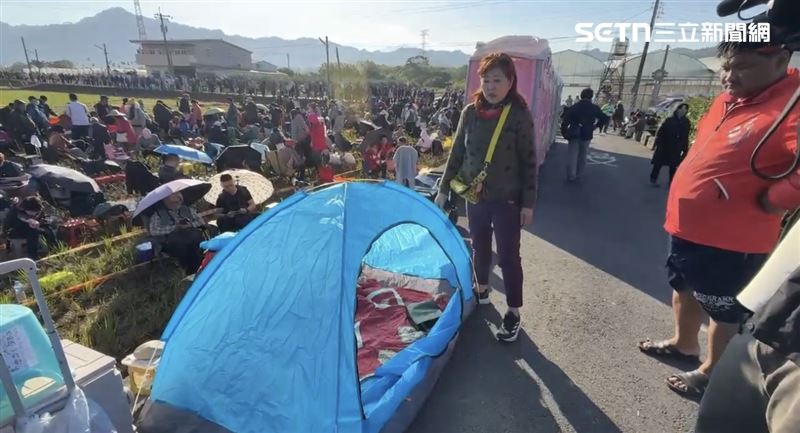 還有民眾連帳棚都搬出來了！一名來自彰化的張姓男子為了替母親祈福，提前12天到場卡位，順利奪得排隊「頭香」。(圖/翻攝畫面)