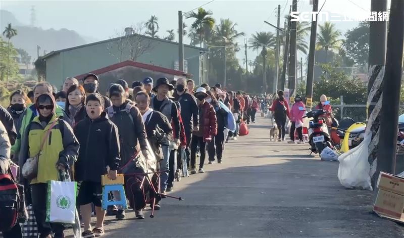 截至今日（31日）中午，現場已湧現長達 1 公里的排隊人龍，估計吸引上萬名信眾到場。(圖/翻攝畫面)