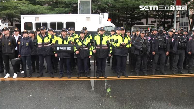 現場警力嚴陣以待。（圖／翻攝畫面）