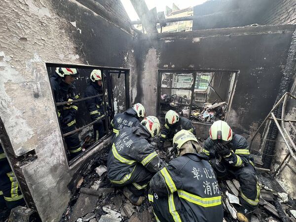 消防員進入火場搜索時，驚現女屋主被燒成焦屍。（圖／翻攝畫面）