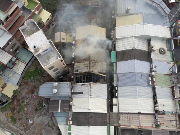 彰化市南郭路一段上某民宅驚傳火警，火勢猛烈波及5棟房屋。（圖／翻攝畫面）