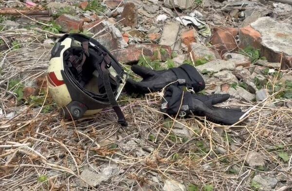 救援過程中，一名消防員不慎摔傷送醫。（圖／翻攝畫面）