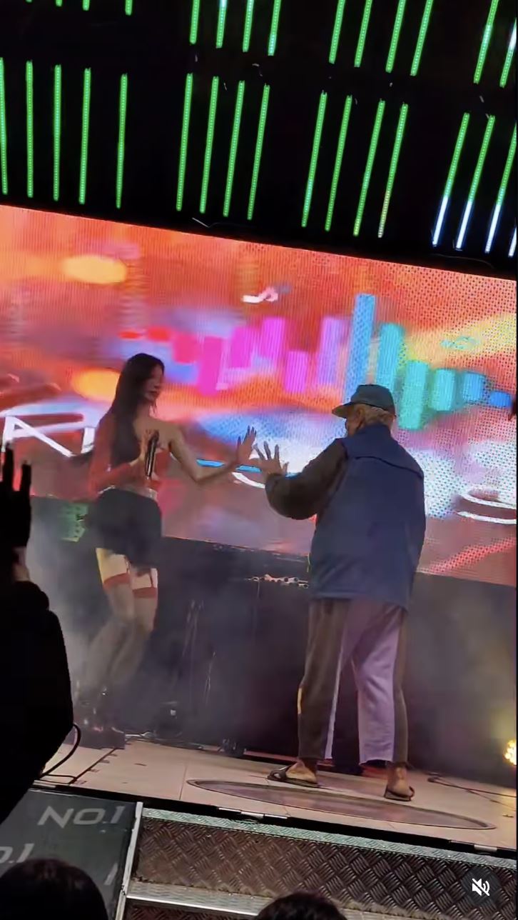 長瀨昆妮碰上亂入阿伯，一秒考驗臨場反應，網友聚焦在阿伯謎之手勢。（圖／翻攝自長瀨昆妮IG）