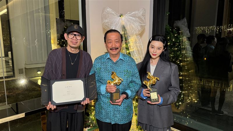 范冰冰（右起）、丹斯里陳志遠、導演張吉安。（圖／翻攝自張吉安 Chong Keat Aun 臉書）