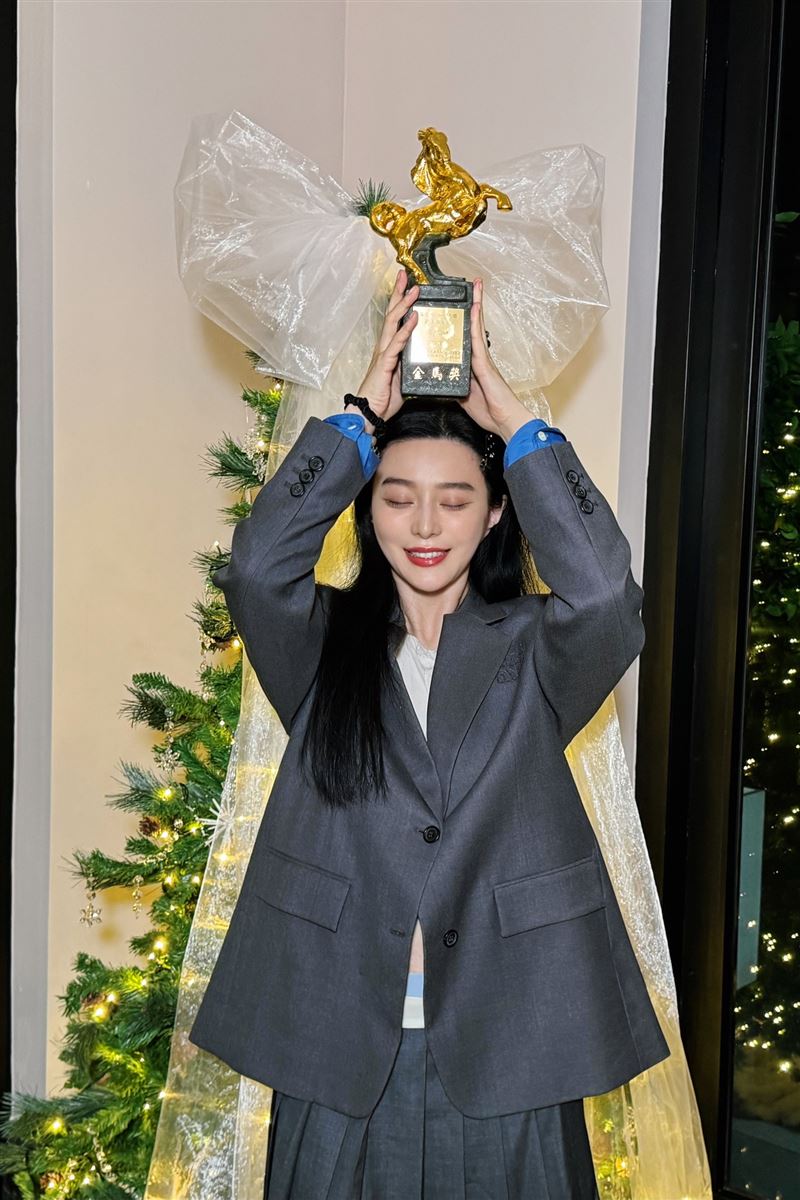 范冰冰以電影《地母》拿下第62屆金馬獎最佳女主角，在年末終於拿到屬於自己的獎座。（圖／翻攝自張吉安 Chong Keat Aun 臉書）
