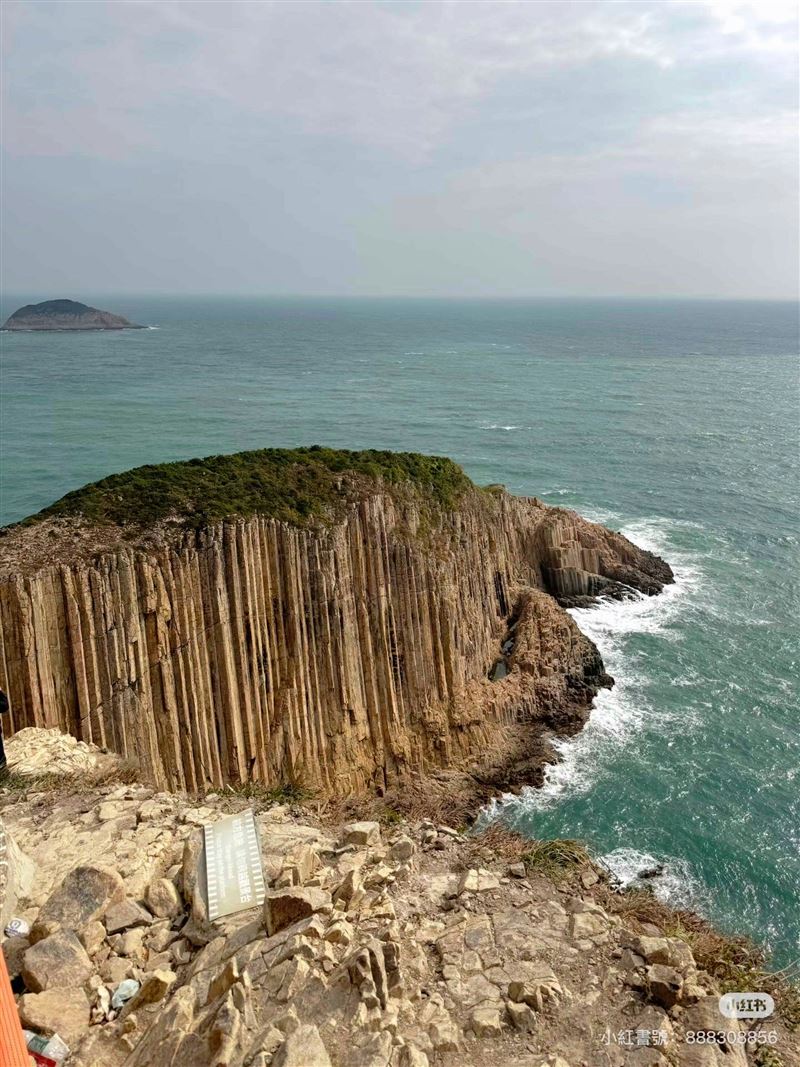 破邊洲以宏偉的六角形岩柱景觀聞名，但部分地段地勢險要且缺乏護欄。(圖/小紅書)