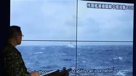 中共軍演　桃園艦對中國海警船進行廣播驅離中共發動圍台軍演，國防部30日傍晚舉行臨時記者會，表示共軍上午9時至下午1時，由福建平潭、石獅區域共2波次，向台灣北部與西南海域射擊多管火箭、共計27枚，會中也公布桃園艦廣播驅離中國海警船影片。中央社記者吳家昇攝　114年12月30日