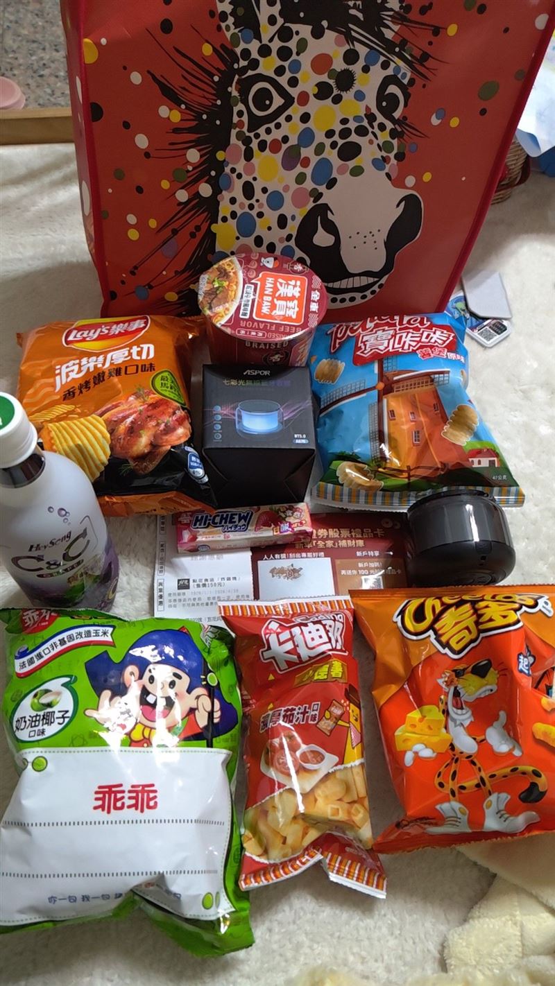 原PO開箱全家福袋，抽中Aspor藍牙小音箱。（圖／取自臉書社團「全家便利商店 / 7-11 超商新品&amp;好物分享區」）