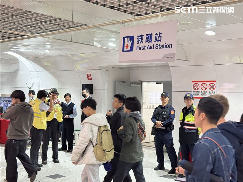 元旦總統府升旗現場，將出動878名警力維護秩序，捷運西門站等都有警力維安。（圖／記者鍾釗榛攝影）