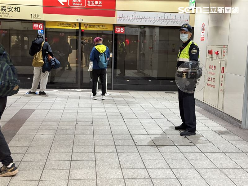 元旦總統府升旗現場，將出動878名警力維護秩序，捷運西門站等都有警力維安。（圖／記者鍾釗榛攝影）