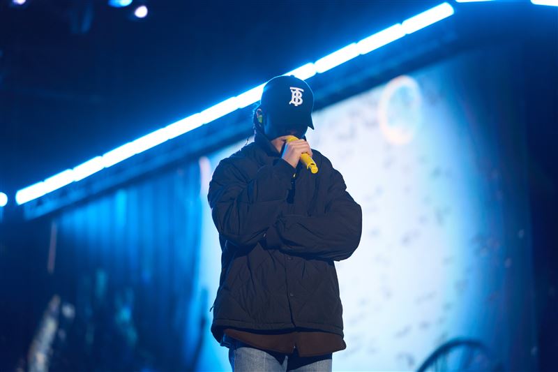 老蕭從上到下裹緊緊、全副武裝投入彩排。（圖／三立提供）