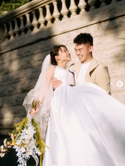 陳詩媛（左）王齊麟（右）補辦婚禮後，如今再秀更多婚紗照。（圖／翻攝自IG@10yuan.0424）