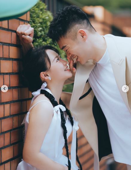 陳詩媛、王齊麟夫妻倆緊貼對方，互動甜蜜。（圖／翻攝自IG@10yuan.0424）