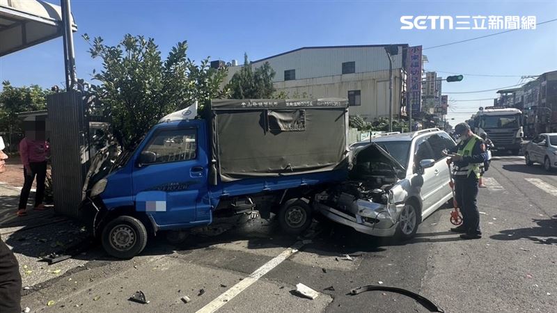 一名65歲陳姓男子在林園夜市擺攤，昨（30）下午13時許，開著小貨車行經大寮區鳳林三路時疑似疲勞駕駛，短短200公尺連3撞。（圖／翻攝畫面）