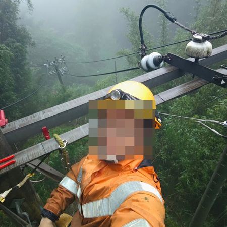台電李姓員工遭電擊命危，丹娜絲颱風來襲時工作照曝光。（圖／翻攝畫面）