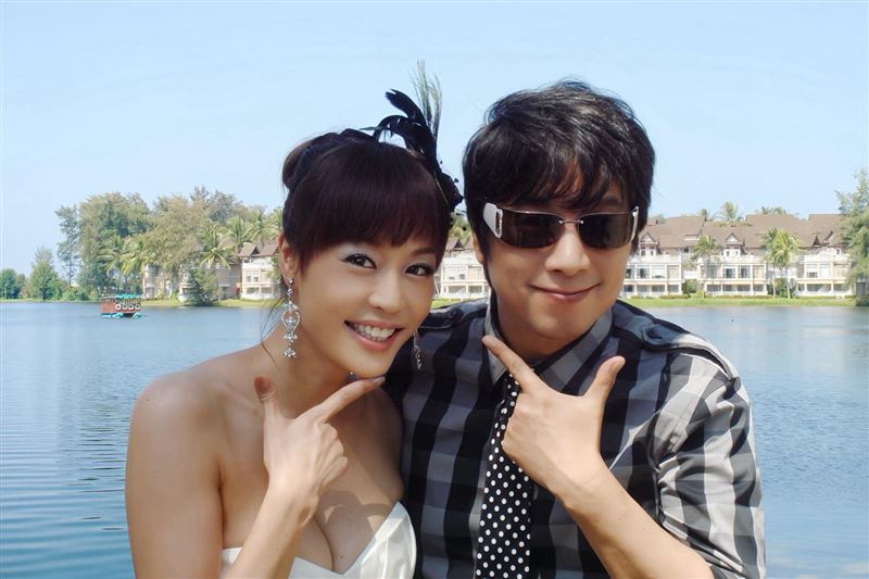 曹西平2009年參加廖家儀婚禮時帥氣登場，與唐玲一起合影。（圖／翻攝自臉書）